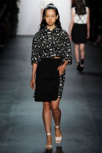 geometrikus mintás kosztüm