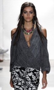 vállakat szabadon hagyó blúz